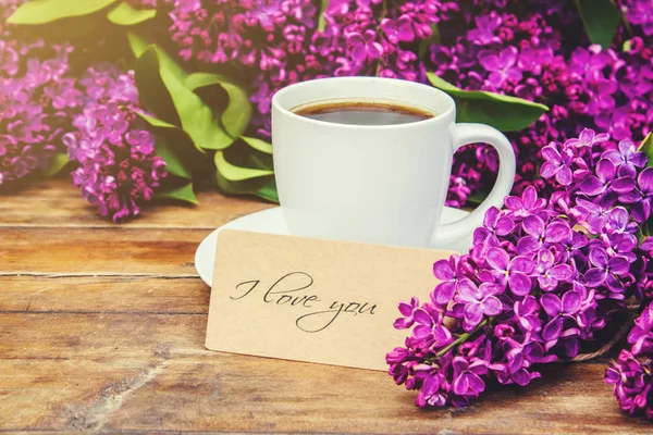 Kahve kahvaltı ve eflatun çiçekler. Seçici odak. 