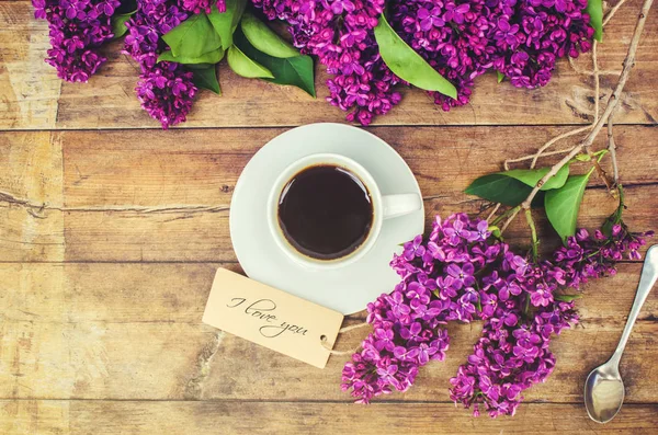 Café para el desayuno y flores lila. Enfoque selectivo . —  Fotos de Stock