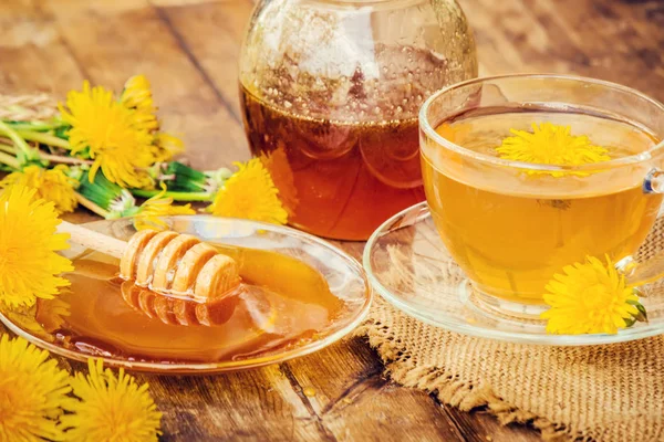 Dandelion bal ve bir bardak çay. Seçici odak. Telifsiz Stok Fotoğraflar