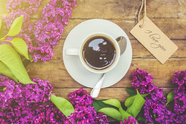 Café para el desayuno y flores lila. Enfoque selectivo . —  Fotos de Stock