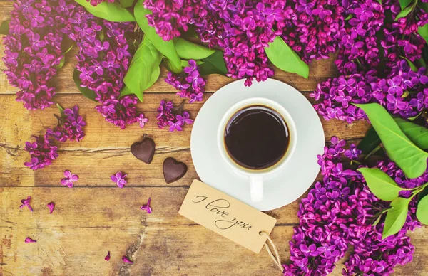 Kawa na śniadanie i kwiaty bzu. Selektywny fokus. — Zdjęcie stockowe