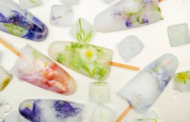 buz küpleri ve dondurma bir çubuk üzerinde donmuş çiçeklenir. seçici odak.