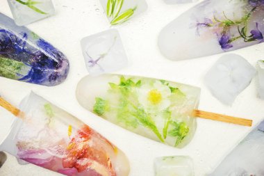 buz küpleri ve dondurma bir çubuk üzerinde donmuş çiçeklenir. seçici odak.