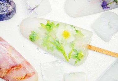 buz küpleri ve dondurma bir çubuk üzerinde donmuş çiçeklenir. seçici odak.