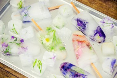 buz küpleri ve dondurma bir çubuk üzerinde donmuş çiçeklenir. seçici odak.