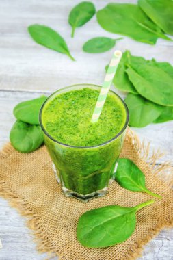 Detoks yeşil smoothie. Seçici odak.