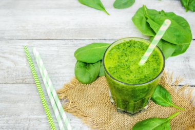 Detoks yeşil smoothie. Seçici odak.