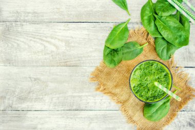 Detoks yeşil smoothie. Seçici odak.