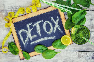 Detoks yeşil smoothie. Seçici odak.