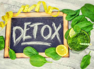 Detoks yeşil smoothie. Seçici odak.