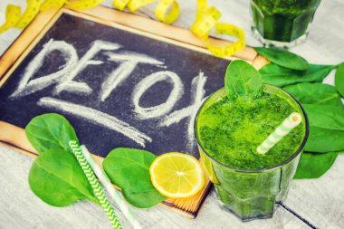 Detoks yeşil smoothie. Seçici odak.