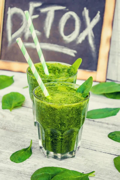 Detox smoothie verde. Focalizare selectivă . — Fotografie, imagine de stoc