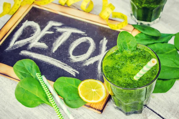 Detox smoothie verde. Focalizare selectivă . — Fotografie, imagine de stoc