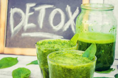 Detoks yeşil smoothie. Seçici odak.