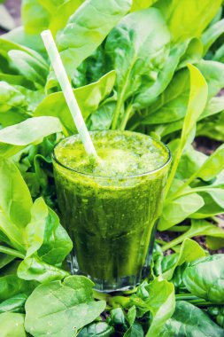 Detoks yeşil smoothie. Seçici odak.