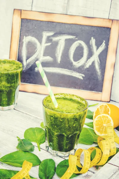 Detox smoothie verde. Focalizare selectivă . — Fotografie, imagine de stoc