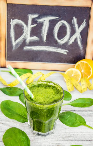 Detox smoothie verde. Focalizare selectivă . — Fotografie, imagine de stoc