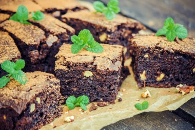 Dal nane ile çikolatalı cevizli kek. Seçici odak.