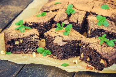 Dal nane ile çikolatalı cevizli kek. Seçici odak.