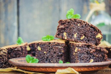 Dal nane ile çikolatalı cevizli kek. Seçici odak.