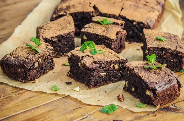 Chocolate walnut brownie with sprigs of mint. Selective focus. — Stock Photo, Image