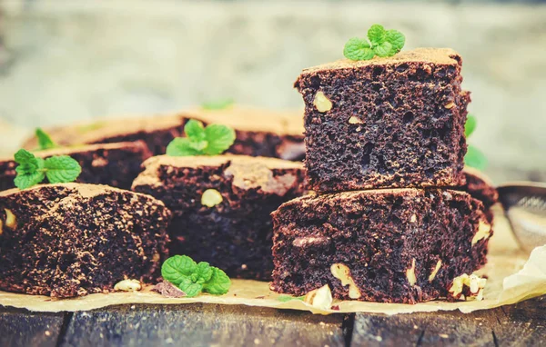 Chocolate walnut brownie with sprigs of mint. Selective focus. — Stock Photo, Image