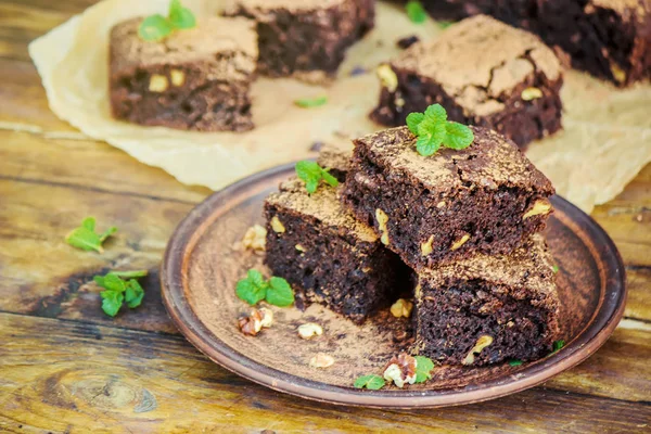 Chocolate walnut brownie with sprigs of mint. Selective focus. — Stock Photo, Image