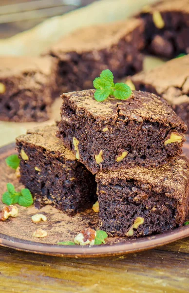 Brownie de nuez de chocolate con ramitas de menta. Enfoque selectivo . — Foto de Stock