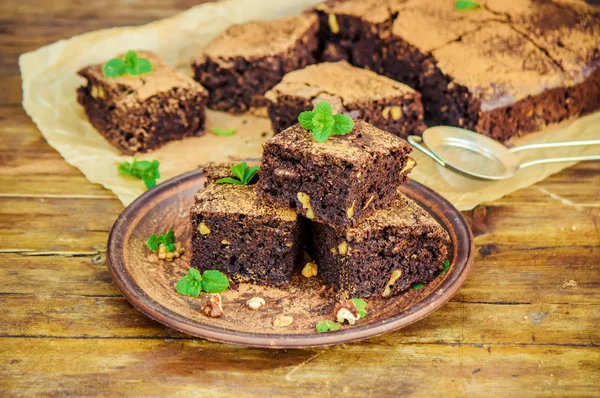 Chocolate walnut brownie with sprigs of mint. Selective focus. — Stock Photo, Image