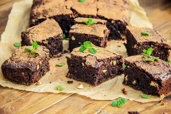 Chocolate walnut brownie with sprigs of mint. Selective focus. — Stock Photo, Image