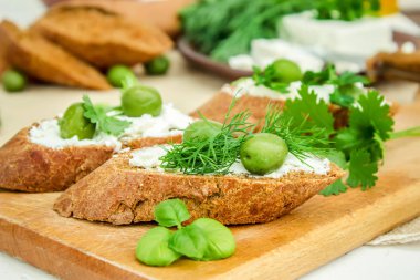 zeytin ve beyaz zemin üzerine peynir. sandviç. seçici odak. 