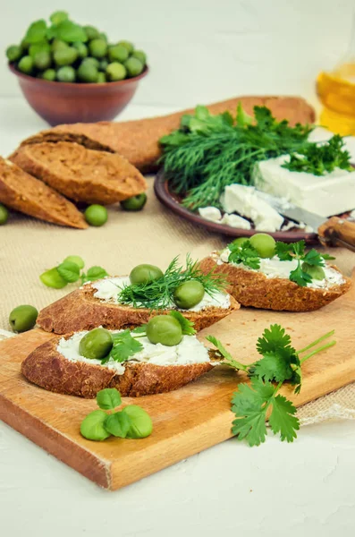 Aceitunas y queso sobre un fondo blanco. Sándwiches. enfoque selectivo . —  Fotos de Stock