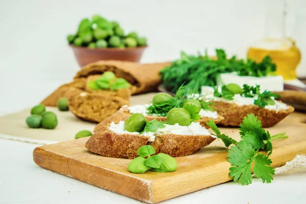 Aceitunas y queso sobre un fondo blanco. Sándwiches. enfoque selectivo . —  Fotos de Stock