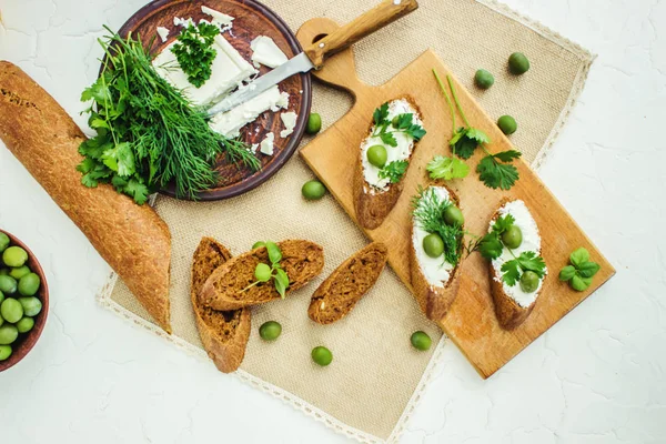 Olive e formaggio su fondo bianco. panini. focus selettivo . — Foto Stock