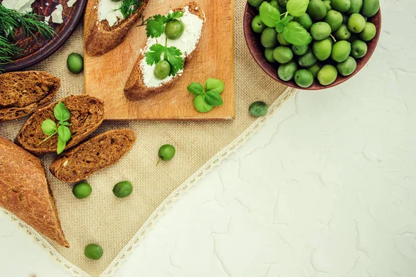 Azeitonas e queijo em um fundo branco. sanduíches. foco seletivo . — Fotografia de Stock