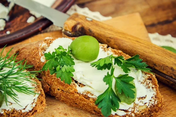 Azeitonas e queijo em um fundo branco. sanduíches. foco seletivo . — Fotografia de Stock