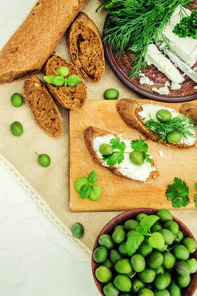 Aceitunas y queso sobre un fondo blanco. Sándwiches. enfoque selectivo . —  Fotos de Stock