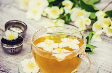 Yasemin çiçekleri ile bitkisel çay fincan. seçici odak.