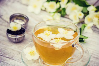 Yasemin çiçekleri ile bitkisel çay fincan. seçici odak.