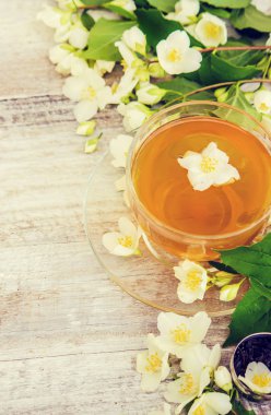 Yasemin çiçekleri ile bitkisel çay fincan. seçici odak.