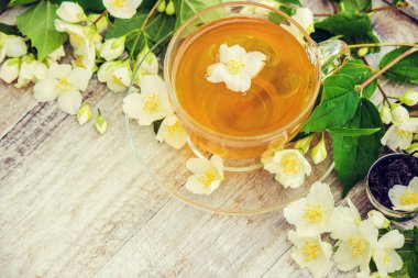 Yasemin çiçekleri ile bitkisel çay fincan. seçici odak.