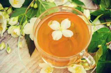 Yasemin çiçekleri ile bitkisel çay fincan. seçici odak.