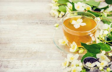 Yasemin çiçekleri ile bitkisel çay fincan. seçici odak.