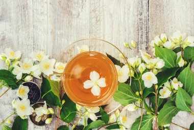 Yasemin çiçekleri ile bitkisel çay fincan. seçici odak.