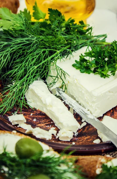 Käse und Grünzeug. Selektiver Fokus. — Stockfoto