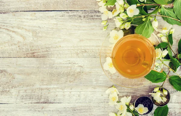 Φλιτζάνι τσάι με άνθη γιασεμιού. επιλεκτική εστίαση. — Φωτογραφία Αρχείου