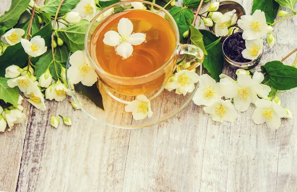 Tasse Kräutertee mit Jasminblüten. Selektiver Fokus. — Stockfoto