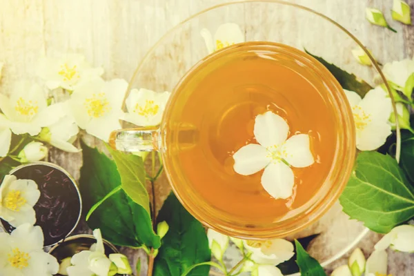 Tasse Kräutertee mit Jasminblüten. Selektiver Fokus. — Stockfoto