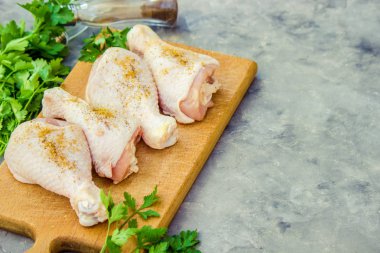 tavuk parçaları gemide. Yemek. Seçici odak.
