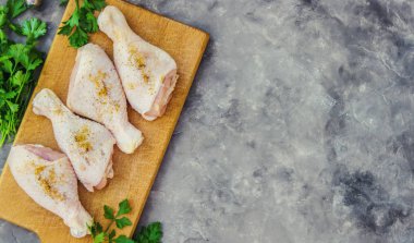 tavuk parçaları gemide. Yemek. Seçici odak.